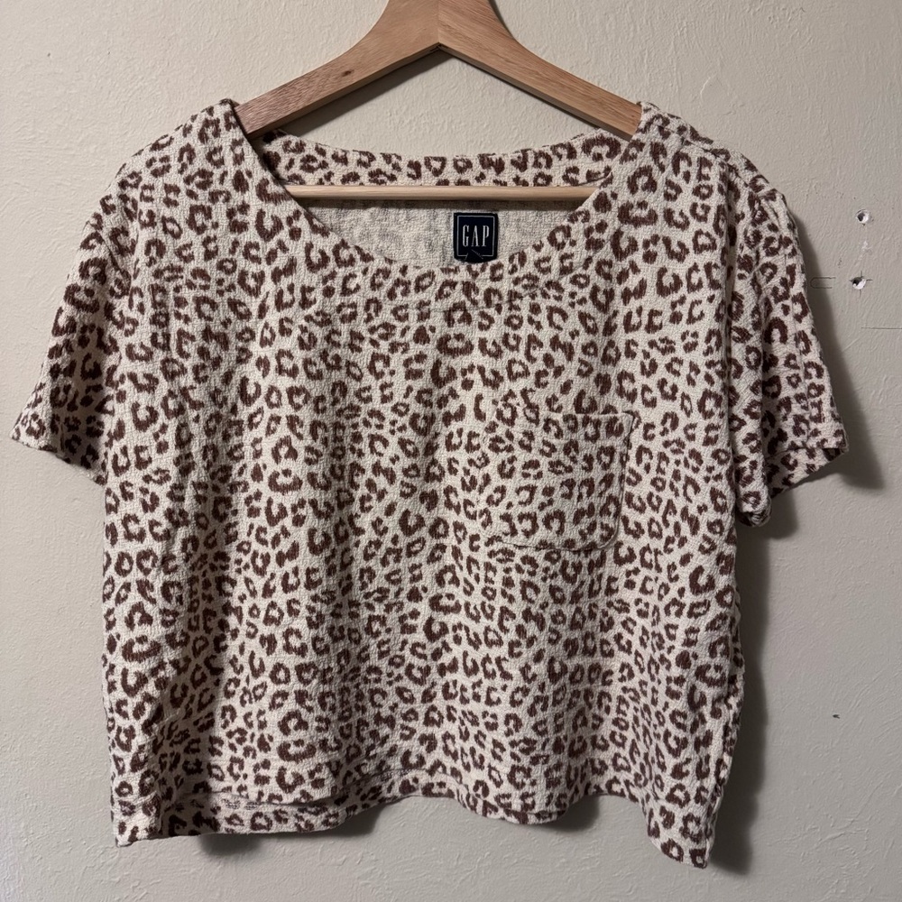 GAP Relaxed Cropped animal print pocket tshirt Size Medium